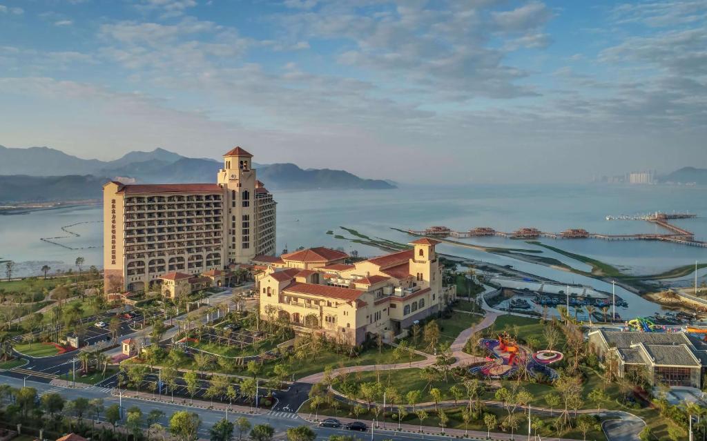 惠东惠东富力希尔顿逸林度假酒店的享有度假村和大型建筑的空中景致