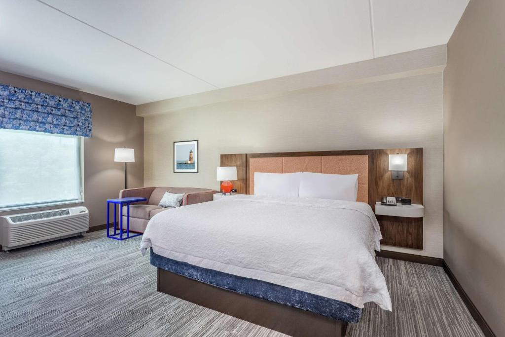 基特里Hampton Inn & Suites Kittery的一间设有大床和窗户的酒店客房