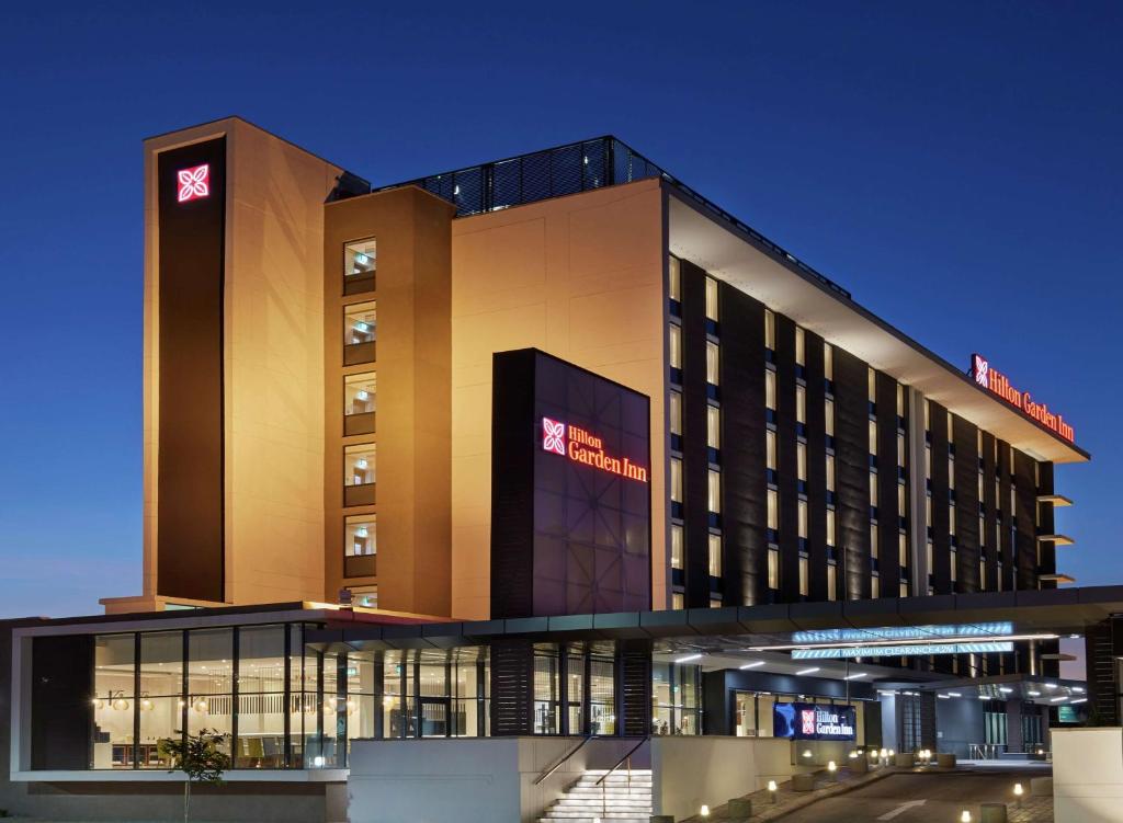 哈博罗内Hilton Garden Inn Gaborone, Botswana的一座酒店大楼,上面有标志