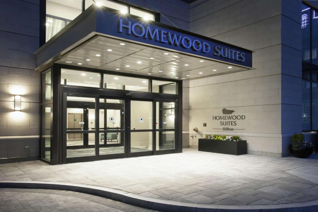 普罗维登斯Homewood Suites by Hilton Providence Downtown的带有标志的建筑物的前门