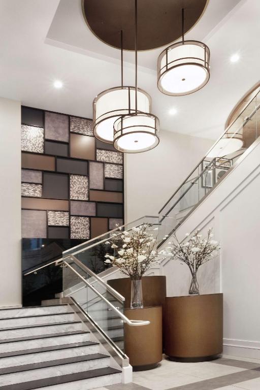 普罗维登斯Homewood Suites by Hilton Providence Downtown的大堂设有两棵盆栽植物的楼梯