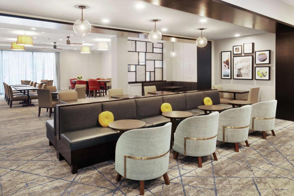 普罗维登斯Homewood Suites by Hilton Providence Downtown的配有沙发和桌椅的大厅