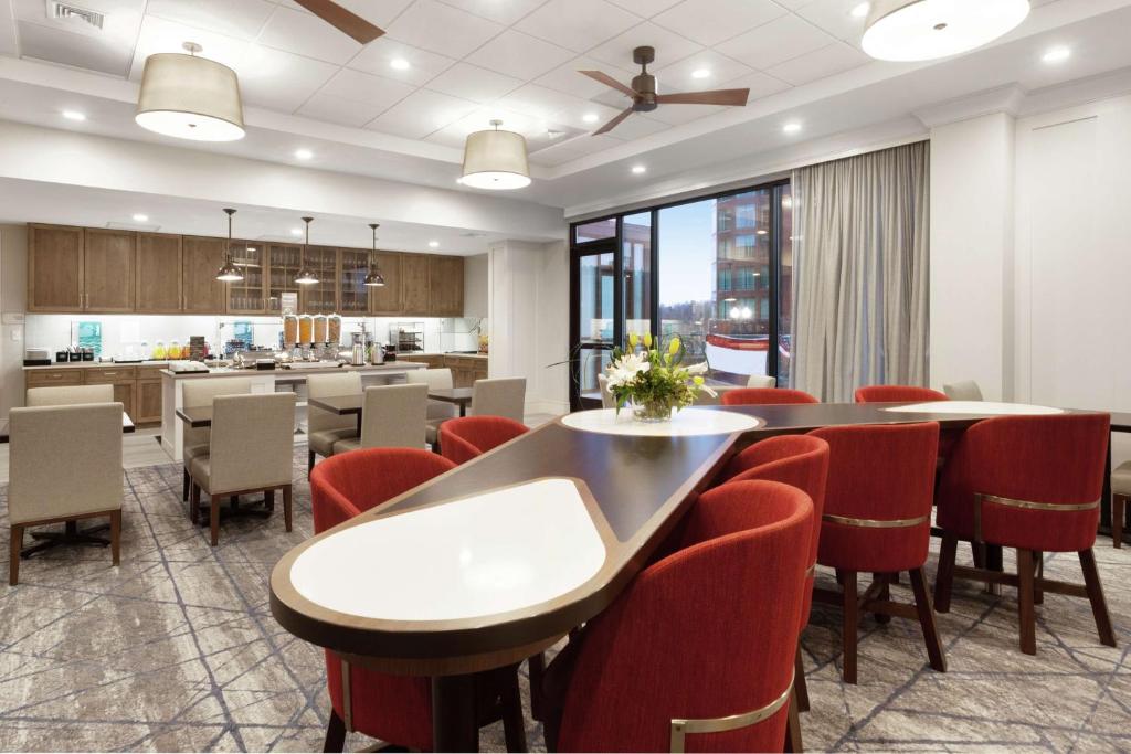 Homewood Suites by Hilton Providence Downtown的休息区