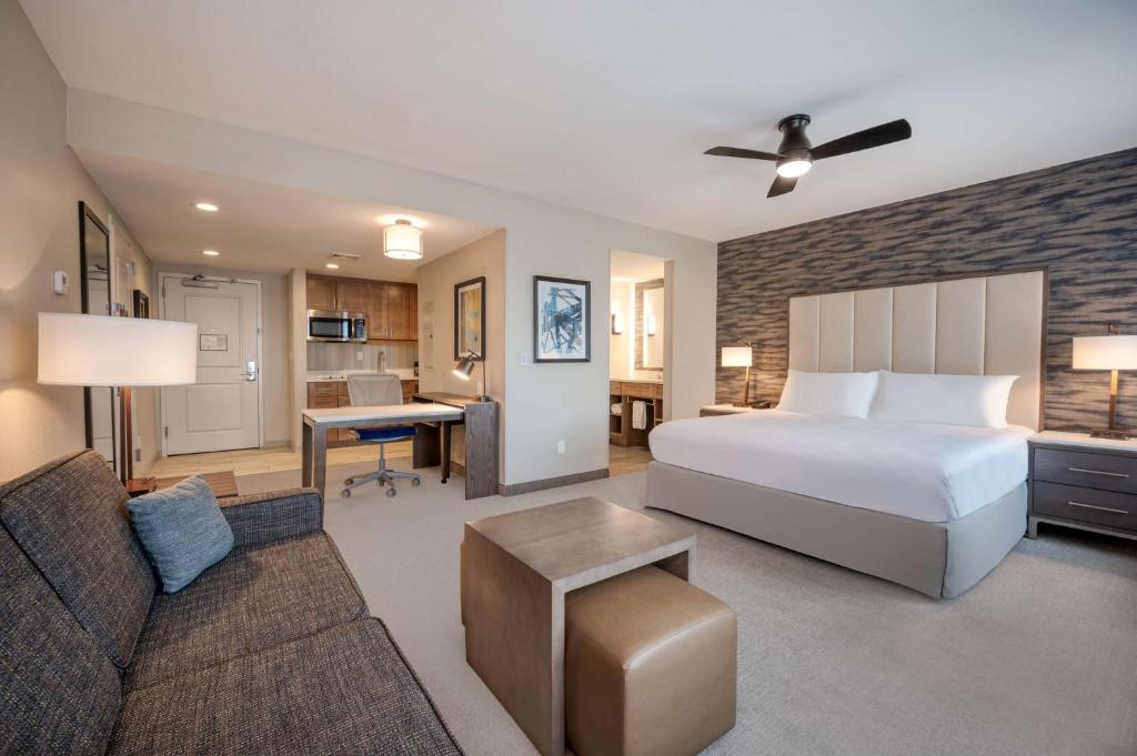 Homewood Suites by Hilton Providence Downtown客房内的一张或多张床位