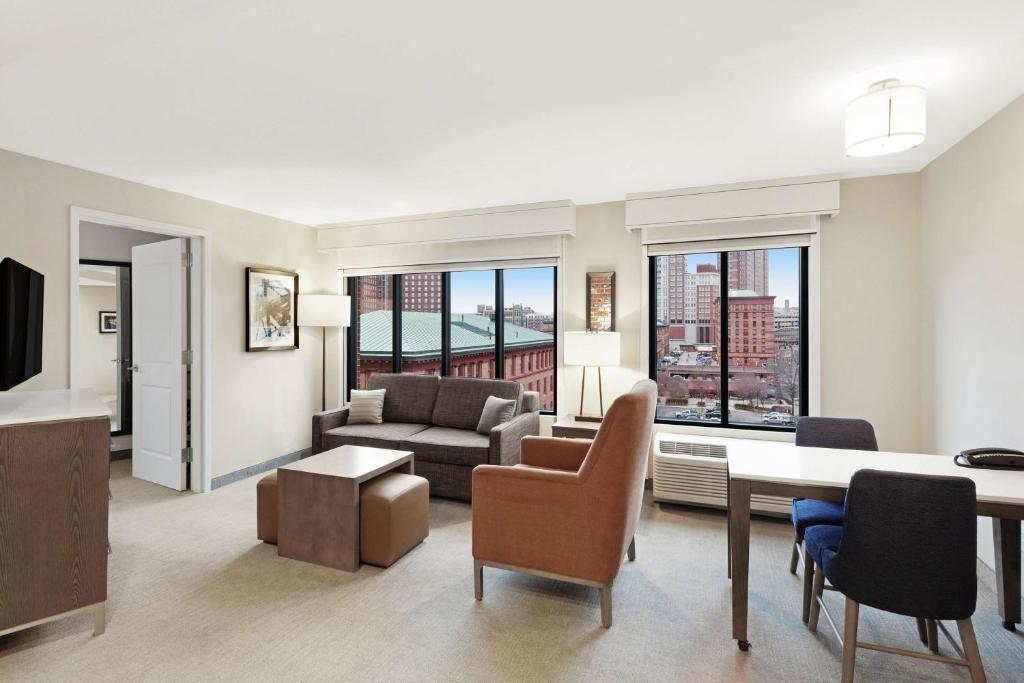 Homewood Suites by Hilton Providence Downtown的休息区