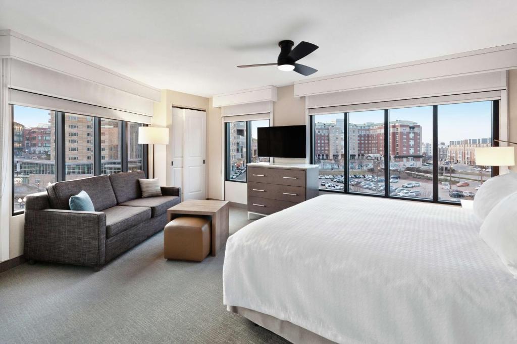 Homewood Suites by Hilton Providence Downtown的电视和&#47;或娱乐中心