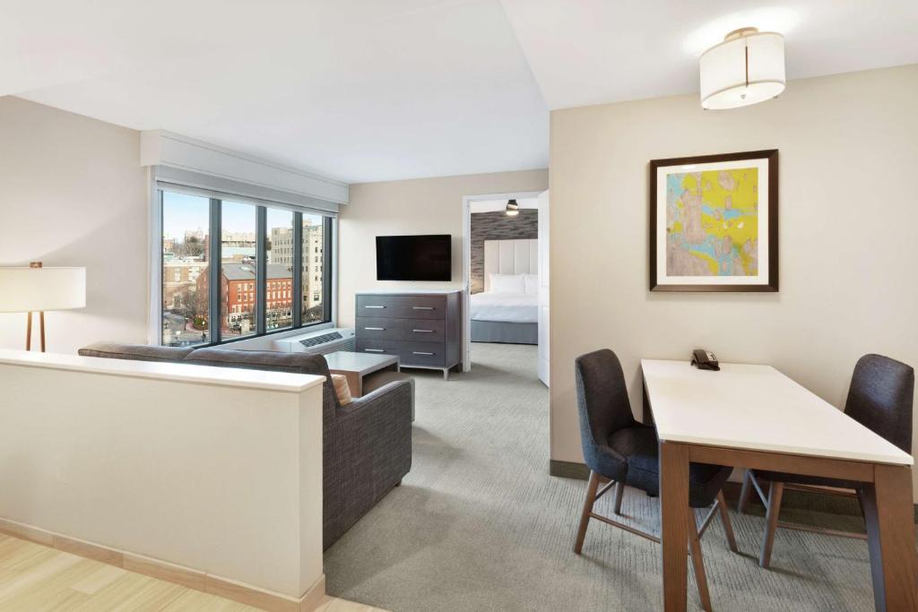Homewood Suites by Hilton Providence Downtown的电视和&#47;或娱乐中心
