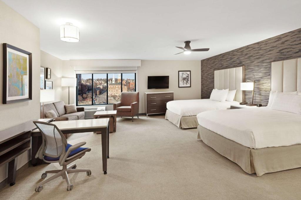 Homewood Suites by Hilton Providence Downtown客房内的一张或多张床位