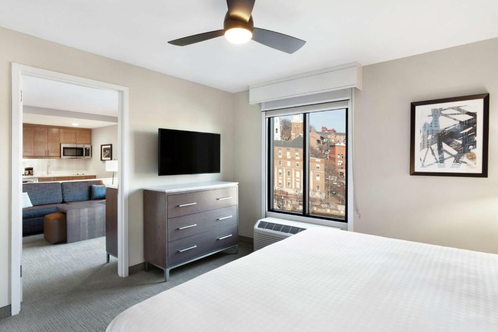 Homewood Suites by Hilton Providence Downtown的电视和&#47;或娱乐中心