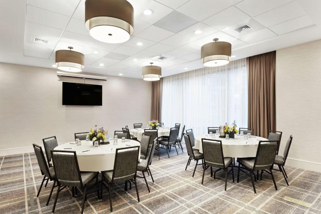Homewood Suites by Hilton Providence Downtown的电视和&#47;或娱乐中心