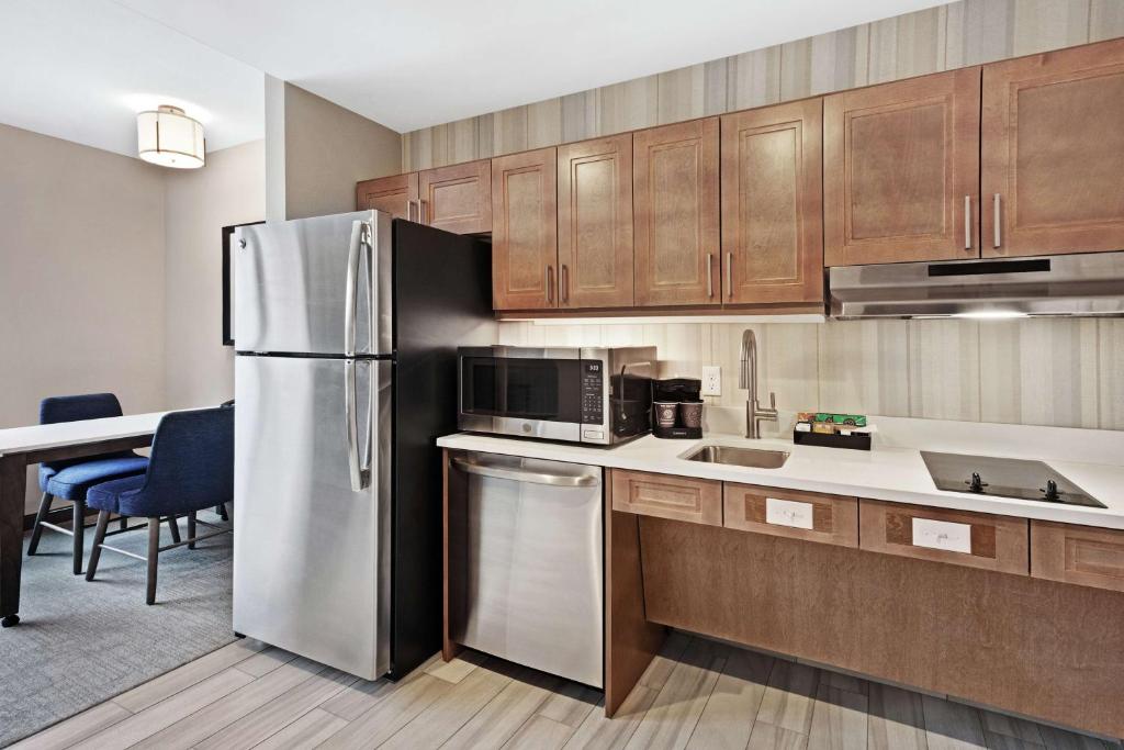 Homewood Suites by Hilton Providence Downtown的厨房或小厨房