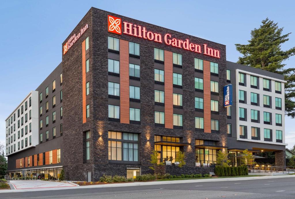 西塔科Hilton Garden Inn Seattle Airport的一座建筑上标有百万个花园旅馆