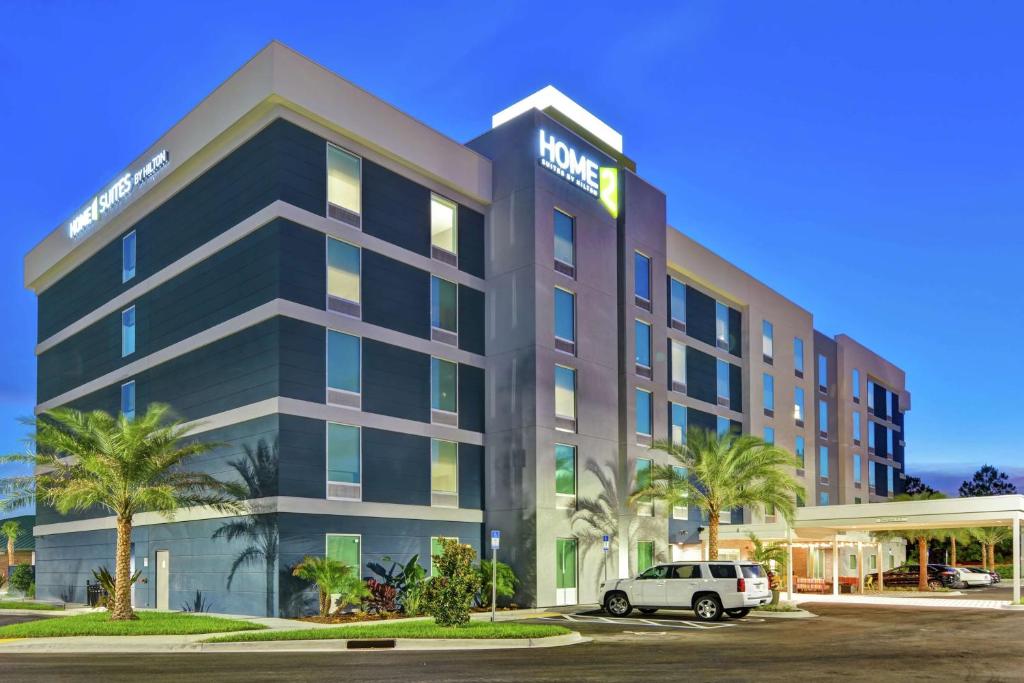 杰克逊维尔Home2 Suites By Hilton Jacksonville South St Johns Town Ctr的办公室大楼前面有停车位