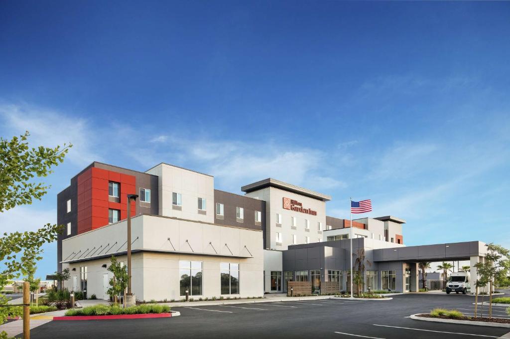 萨克拉门托Hilton Garden Inn Sacramento Airport Natomas的建筑物前部的 ⁇ 染