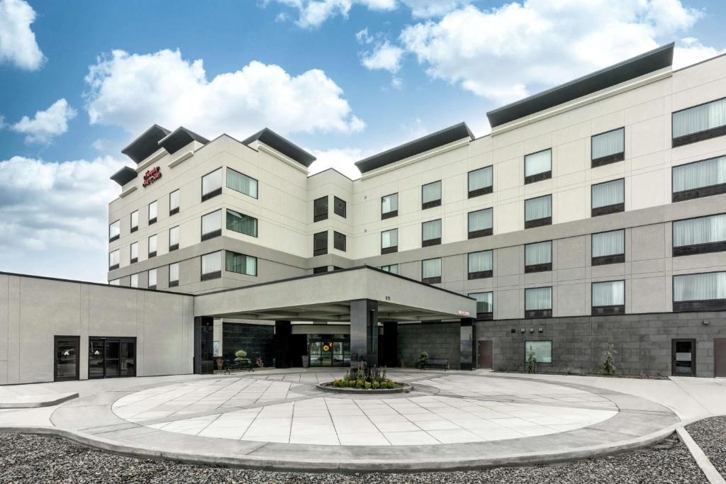 斯波坎Hampton Inn & Suites Spokane Downtown-South的一座大建筑,前面有一个庭院