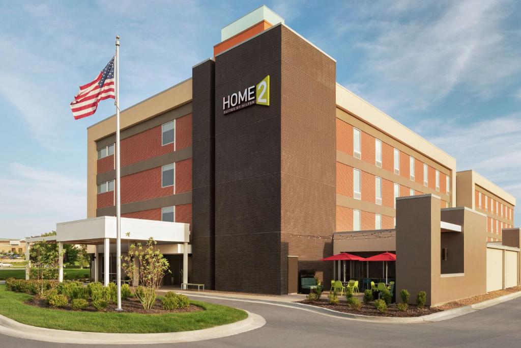 欧弗兰帕克Home2 Suites By Hilton Overland Park, Ks的挂着美国国旗的酒店 ⁇ 染