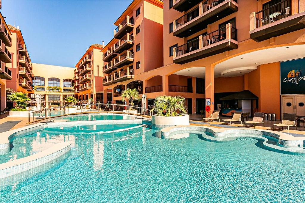 弗洛里亚诺波利斯Resort pé na areia - Studios direto com proprietário JBVJR的大楼前的大型游泳池