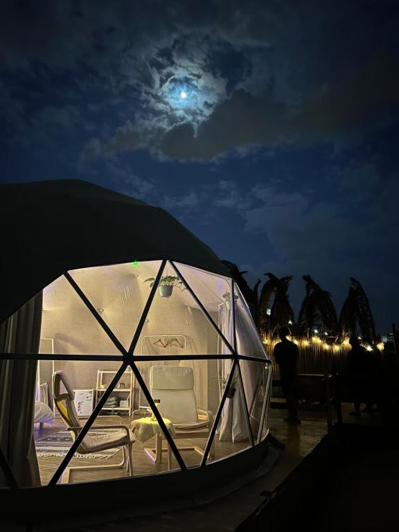 Rahwat al BarrAlbaha domes的夜晚的圆顶帐篷,月亮在天空中