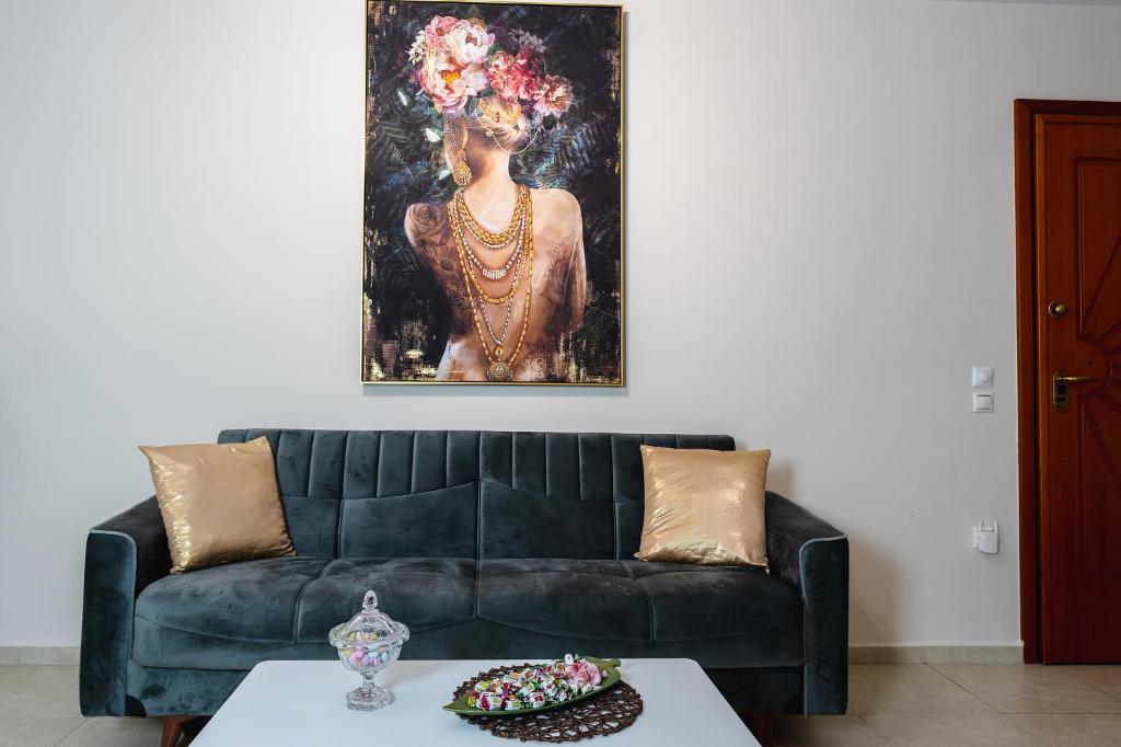罗德镇namaste的客厅配有沙发和一幅女人画