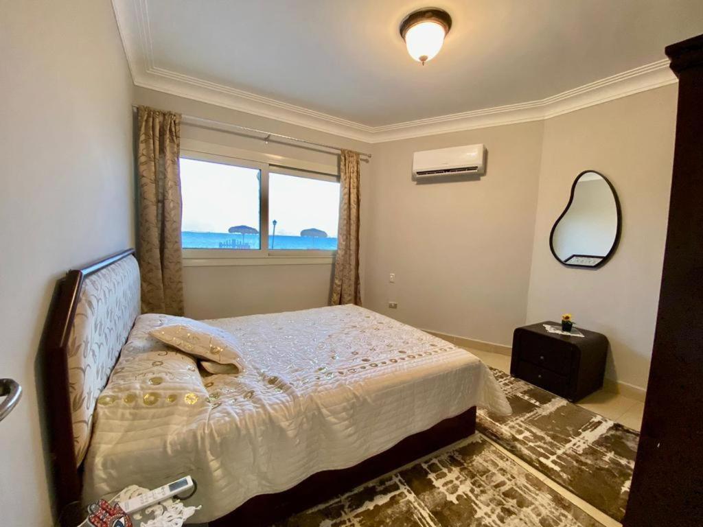 法耶兹قرية البوريڤاچ1的一间卧室设有一张床和一个海景窗户