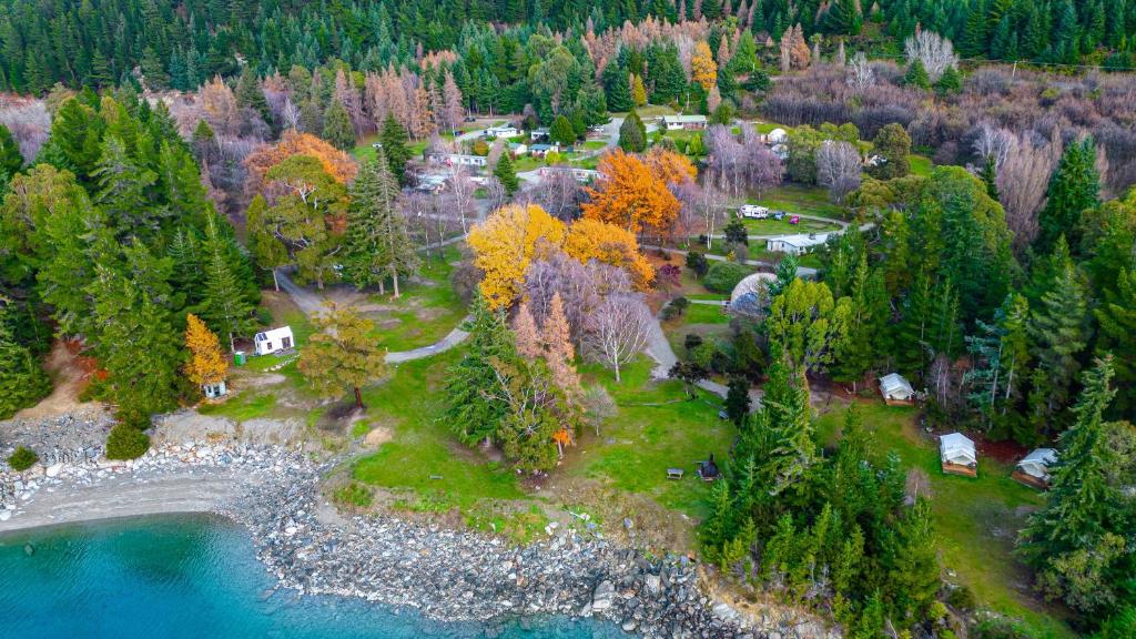 哈威亚湖The Camp - Lake Hawea的享有树木和湖泊公园的空中景致