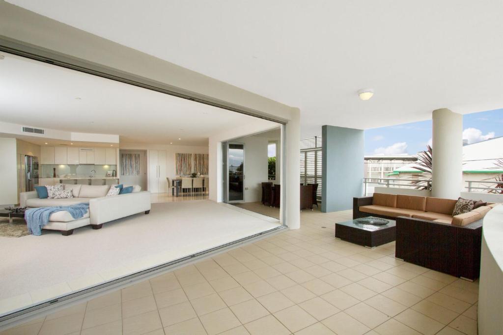 金斯克里福Terrace 5 - Kingscliff Oceanview的开放式客厅配有沙发和桌子