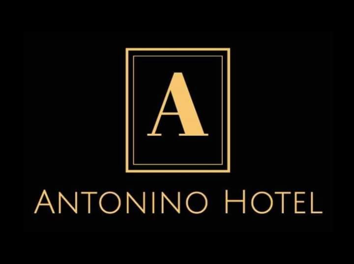 齐克拉约ANTONINO HOTEL的黑金标志与阿米尼诺酒店