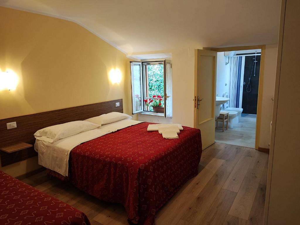 卡拉马尼科泰尔梅Amoroso's house, affittacamere的一间卧室配有一张带红色毯子的大床