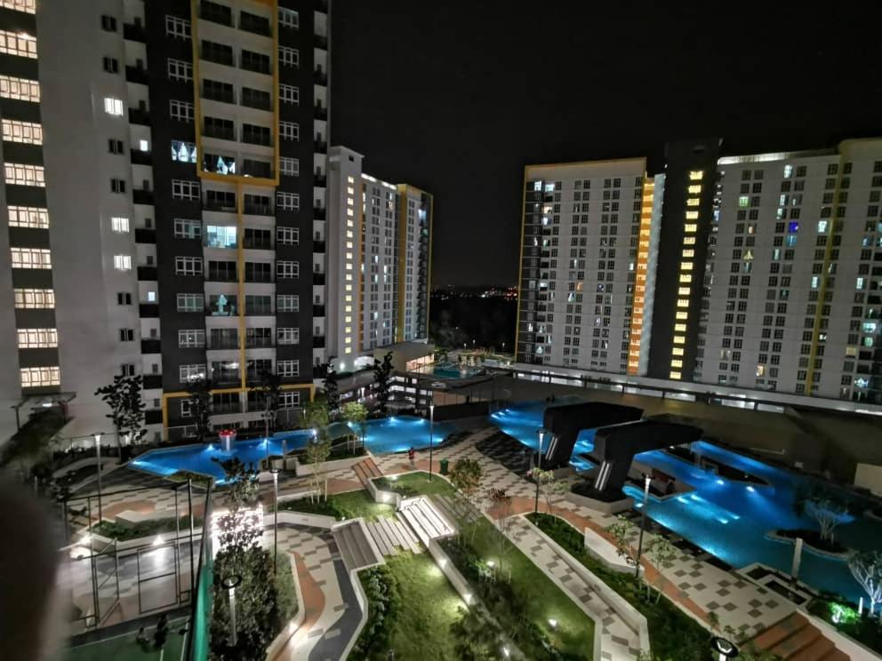 汝来MesaHill Homestay, Nilai by S&T Homez的城市的夜景,高楼