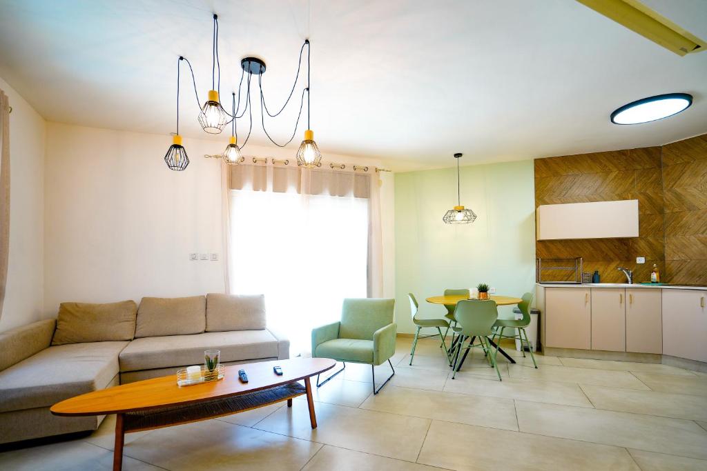 埃拉特Shoham Sea and Soul的客厅配有沙发和桌子