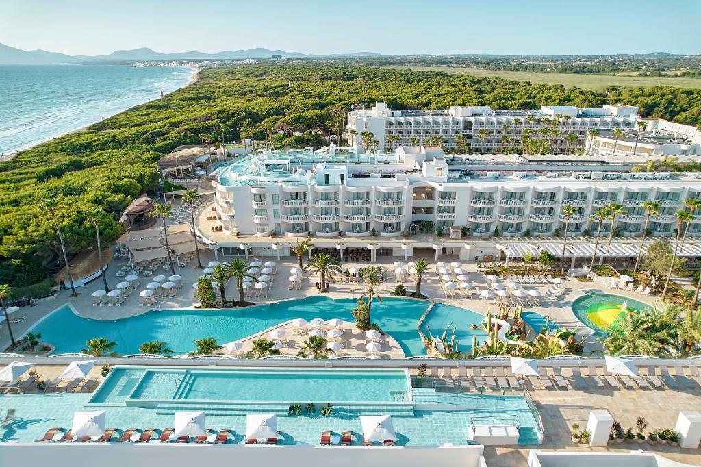 穆罗海滩Iberostar Selection Albufera Park All Inclusive的享有酒店和海滩的空中景致