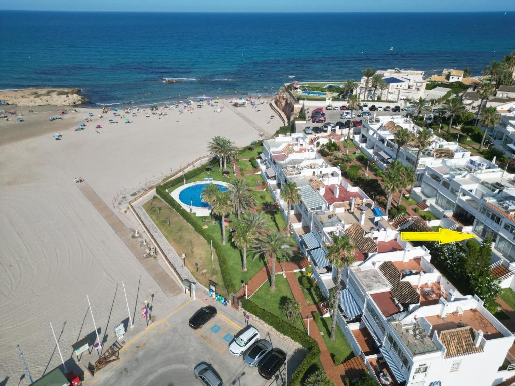 奥里韦拉Apartamento frente la playa Cala Capitan, Orihuela Costa的享有海滩和度假村的空中景致