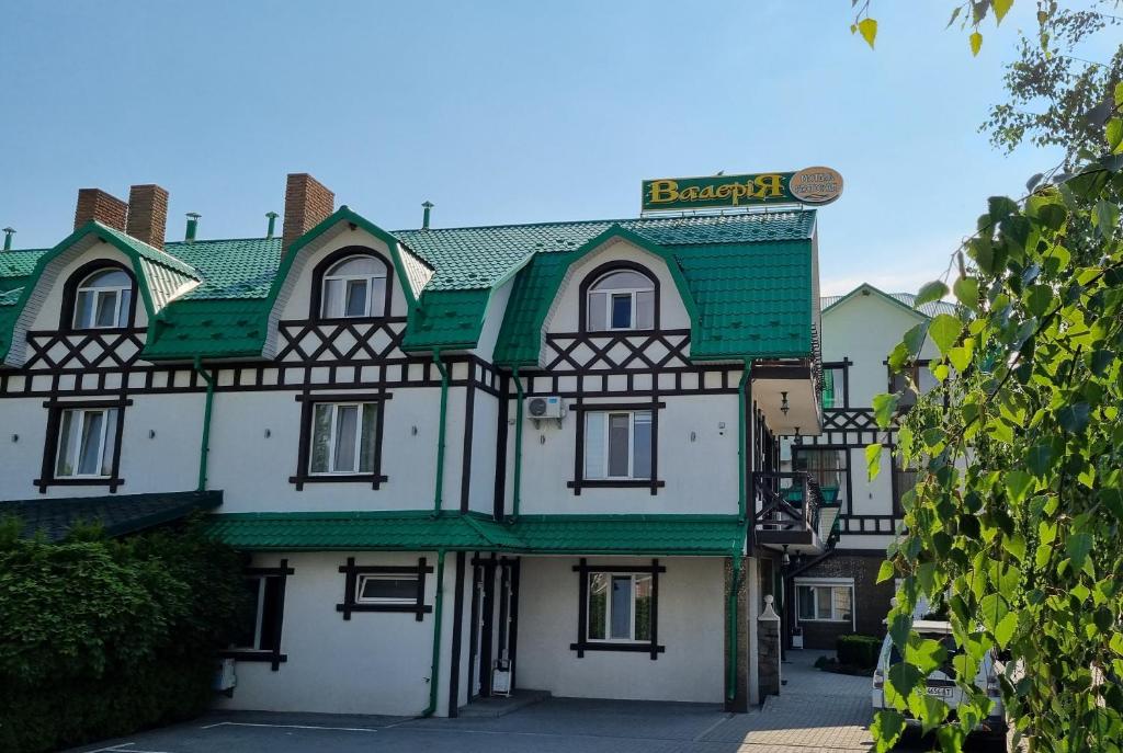 NovoselytsyaГотель "Валерія"的街道上一座带绿色屋顶的大型建筑