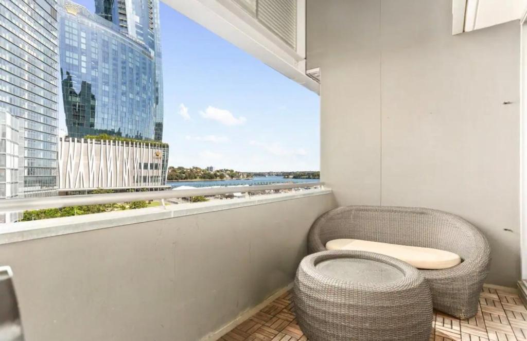 悉尼Beautiful 2-Bed Apartment with ocean views of Barangaroo的市景阳台设有卫生间。