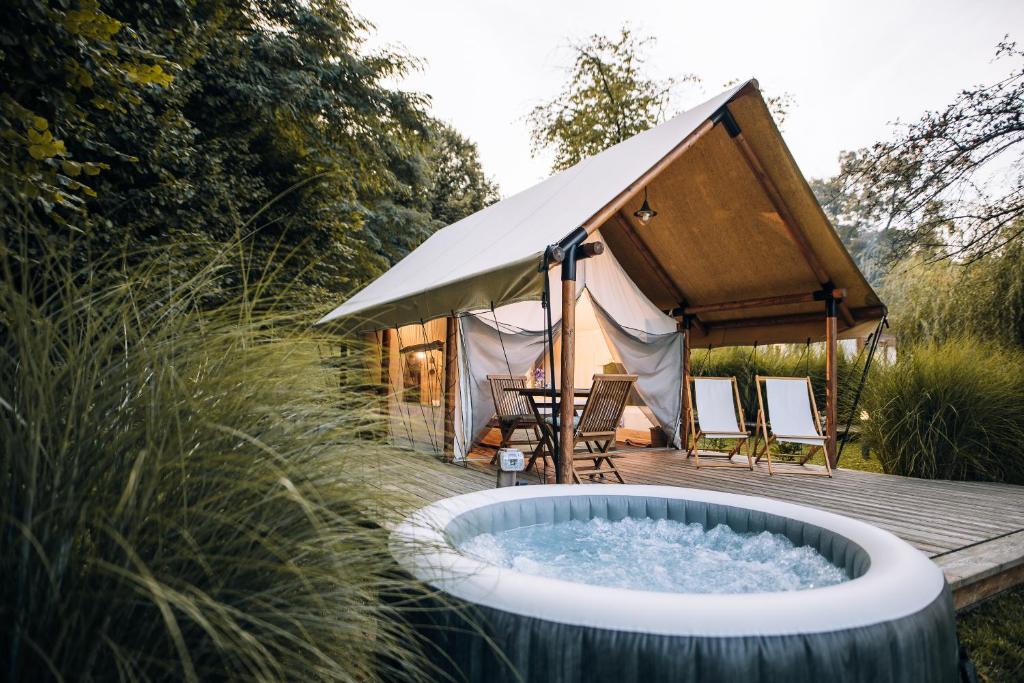 马里博尔Luxury vineyard resort Chateau Ramšak的庭院中间的浴缸,带帐篷