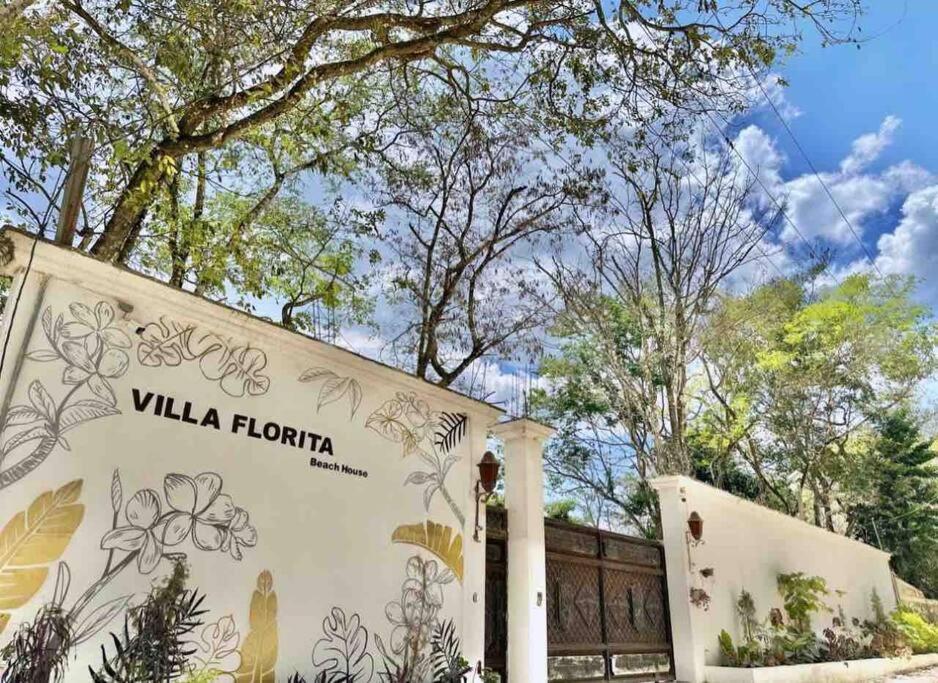 埃尔莱马特Villa Florita Beach House的树下别墅园艺标志