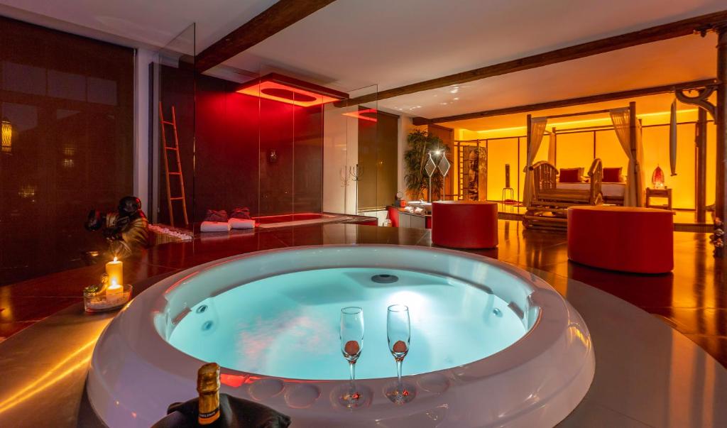 EnsivalLe Baiser de Shogun的客厅设有大浴缸