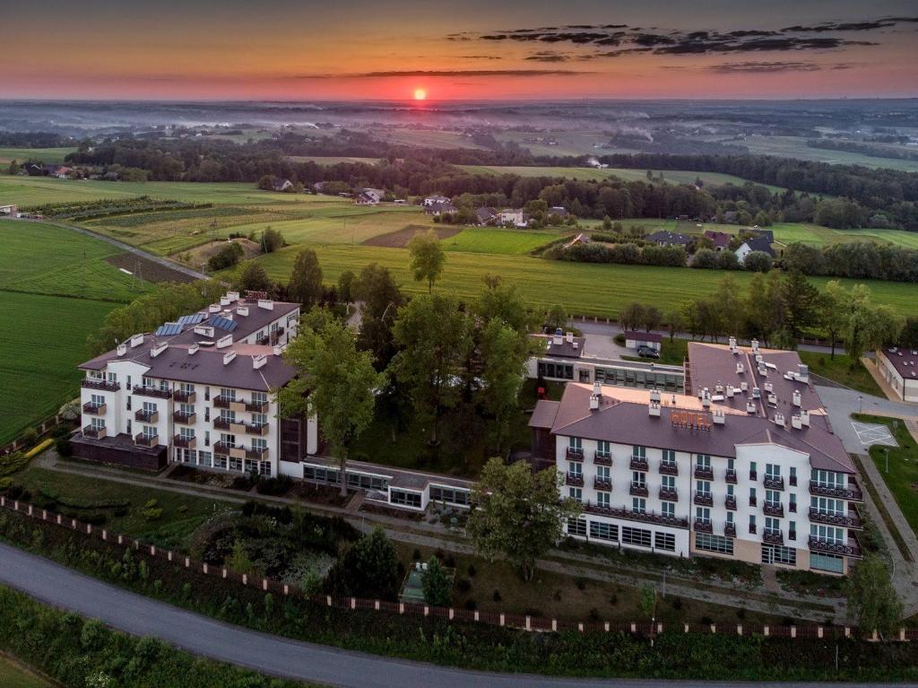 Radocza拉多扎公园活动及Spa酒店的建筑的空中景观,背景是日落