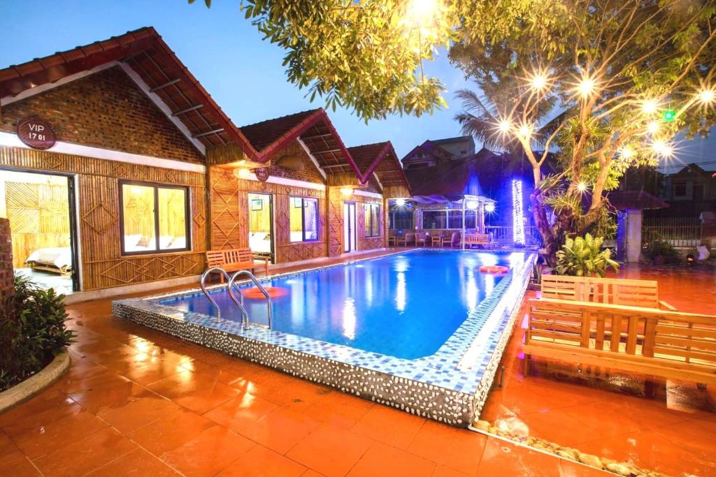 宁平Tam Coc Charming Bungalow的房屋中间的游泳池