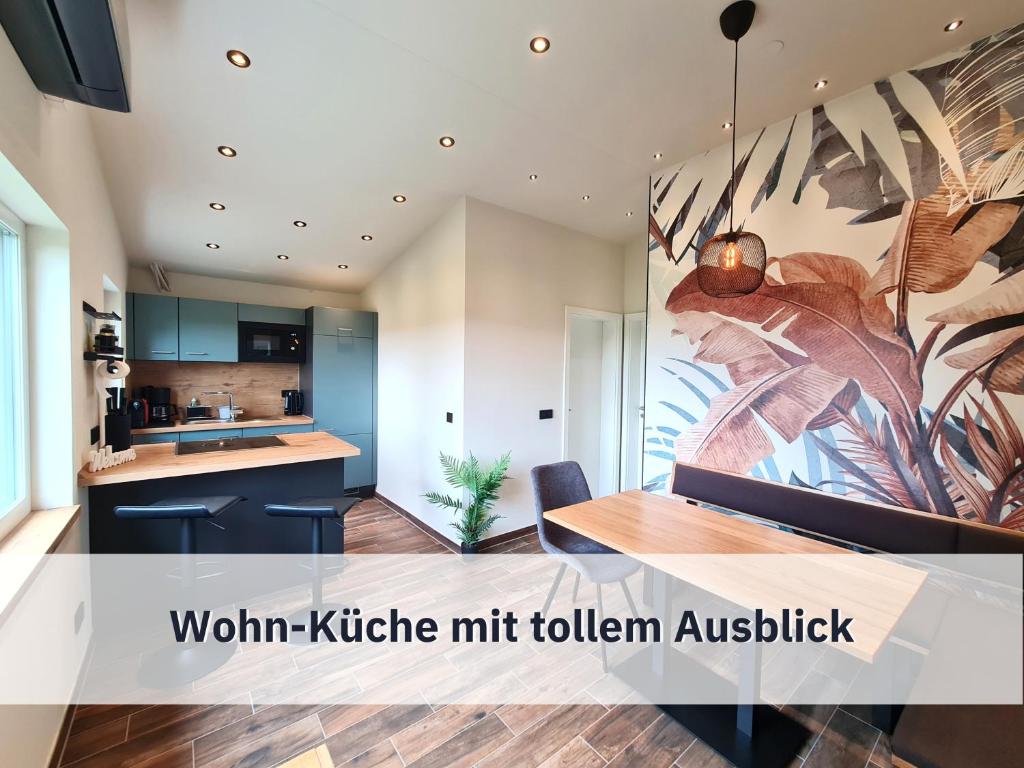 罗特Ferienhaus Rothsee-Oase ideale Ausgangslage mit tollem Ausblick, Sauna und privatem Garten的厨房墙上挂着一幅大画