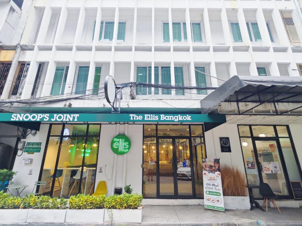 MakkasanThe Ellis Bangkok的一座建筑,上面有读到热门理发店的标志