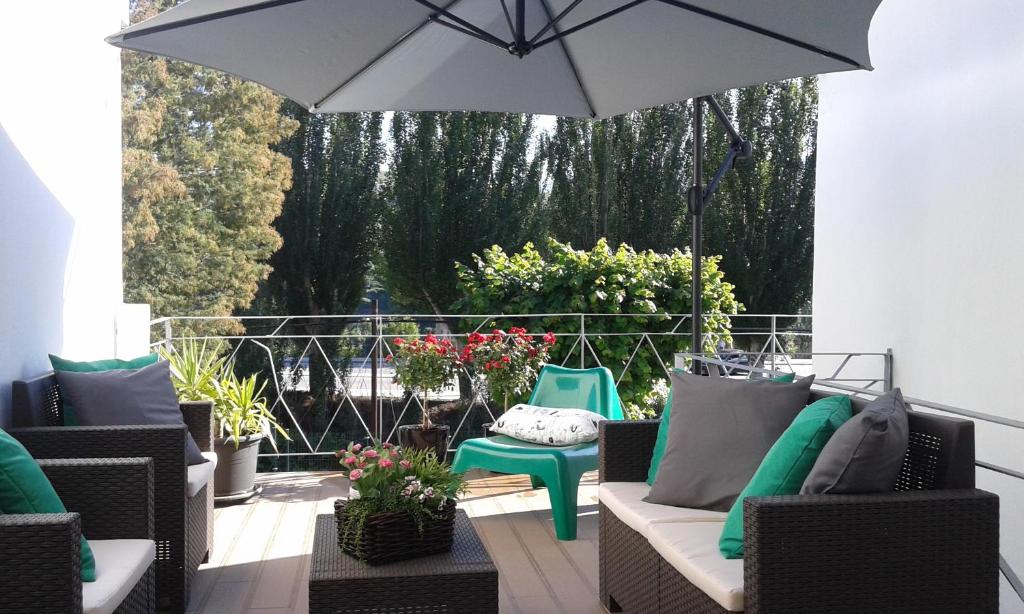 比索达雷加维斯塔多罗2号酒店的一个带椅子和遮阳伞的庭院