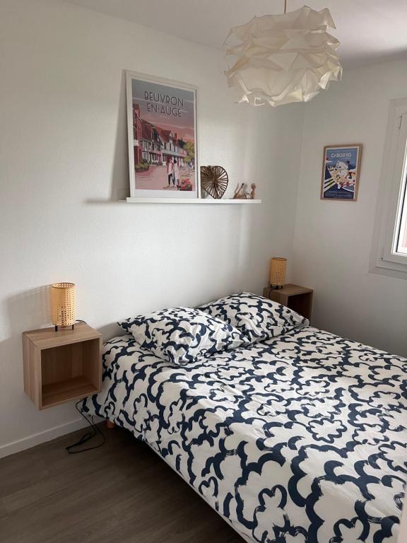 卡布尔Plage Cabourg 7 Vue Mer的卧室配有一张床,墙上挂着一张海报