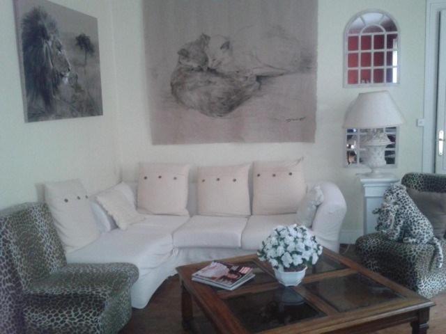 阿卡雄Villa Thomas的客厅配有白色的沙发和桌子