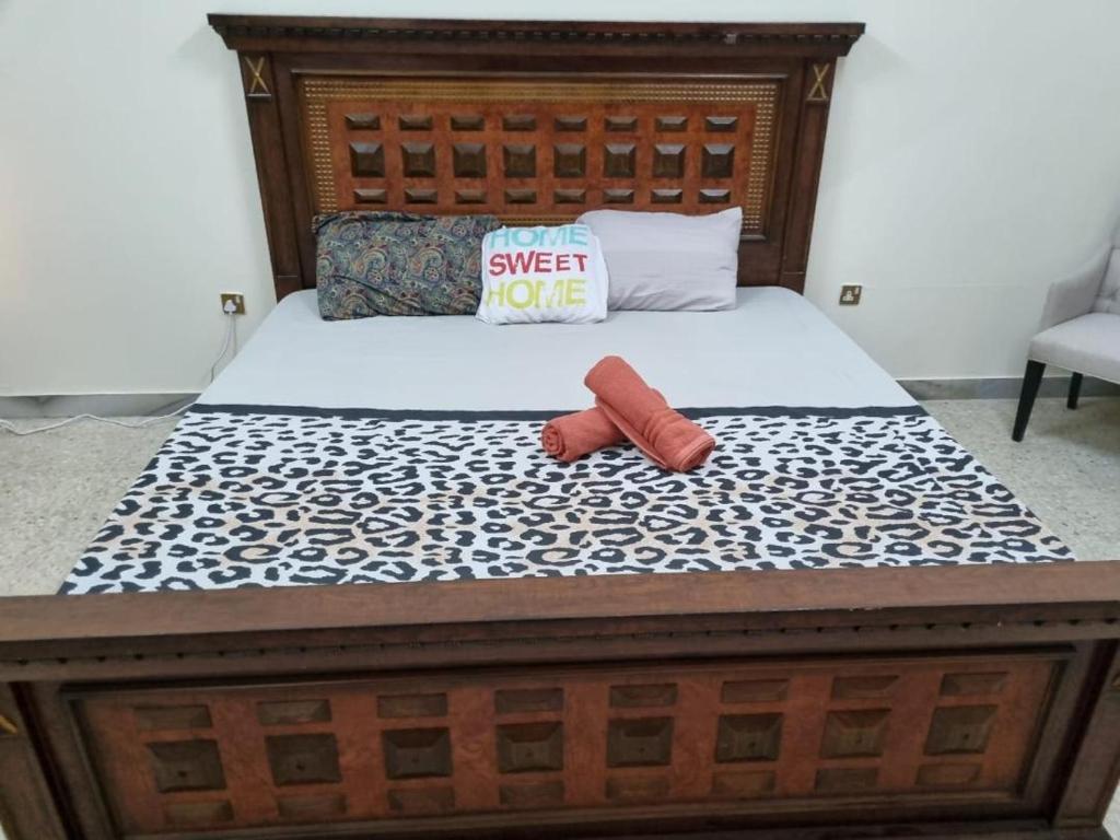 艾恩VictoriaS的一张有更甜美的标志的床