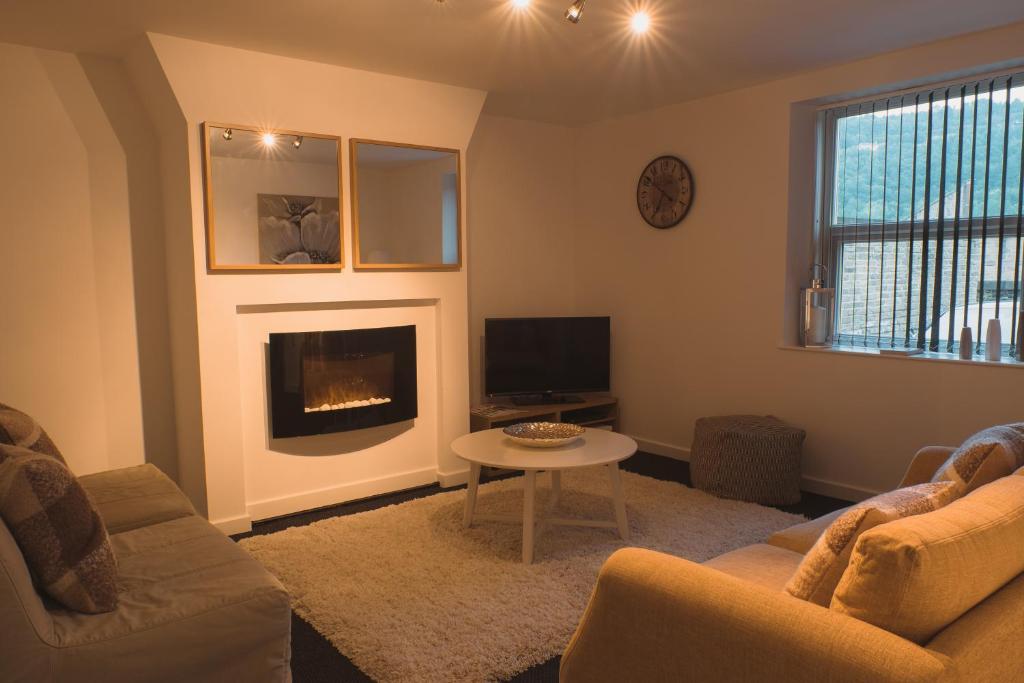 哈利法克斯Peaceful Retreat Suite - Simple2let Serviced Apartments的带沙发和壁炉的客厅