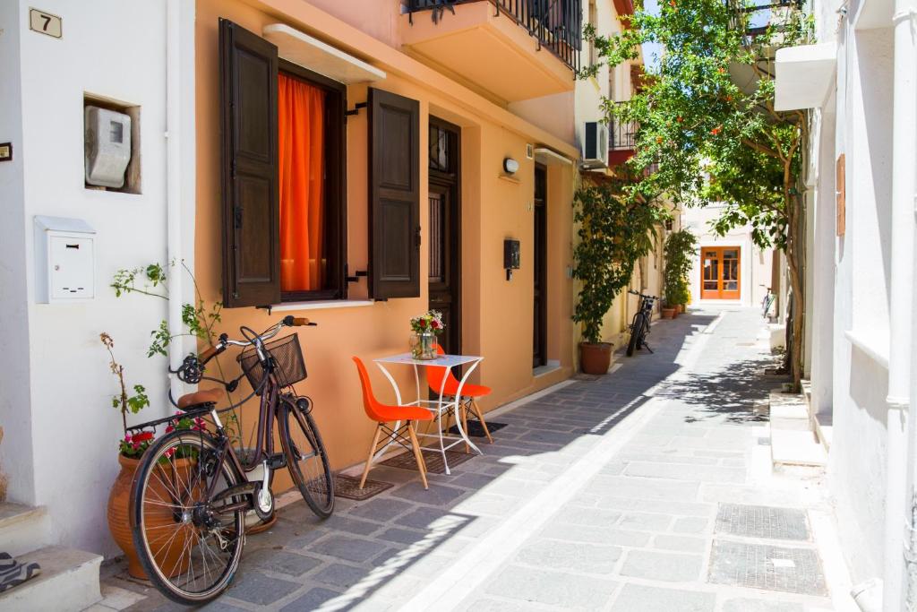 罗希姆诺AC Homes Christos的停在小巷的街道上的自行车