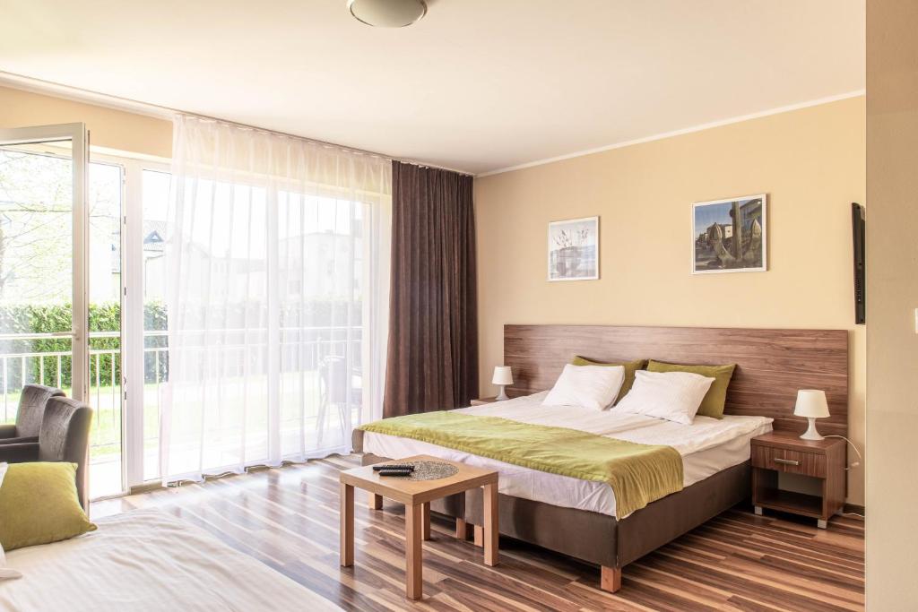 梅尔诺Ośrodek Wypoczynkowy Marcela的酒店客房设有一张床和一个大窗户