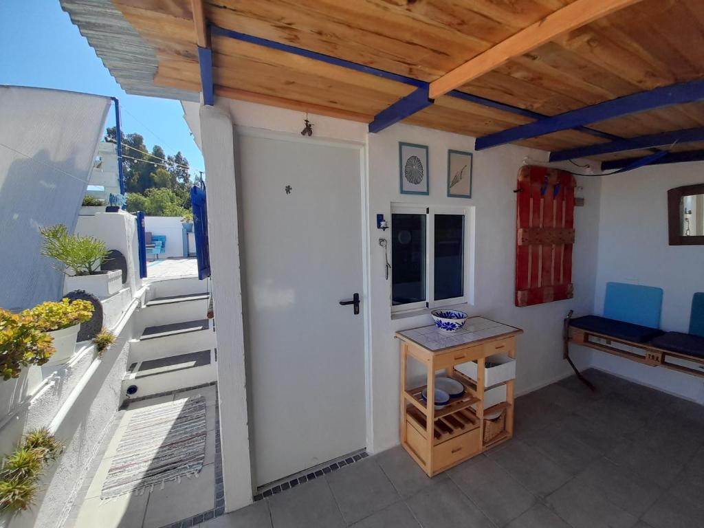 拉克鲁斯Roof Cabin de La Casita Azul的阳台设有白色门和桌子。