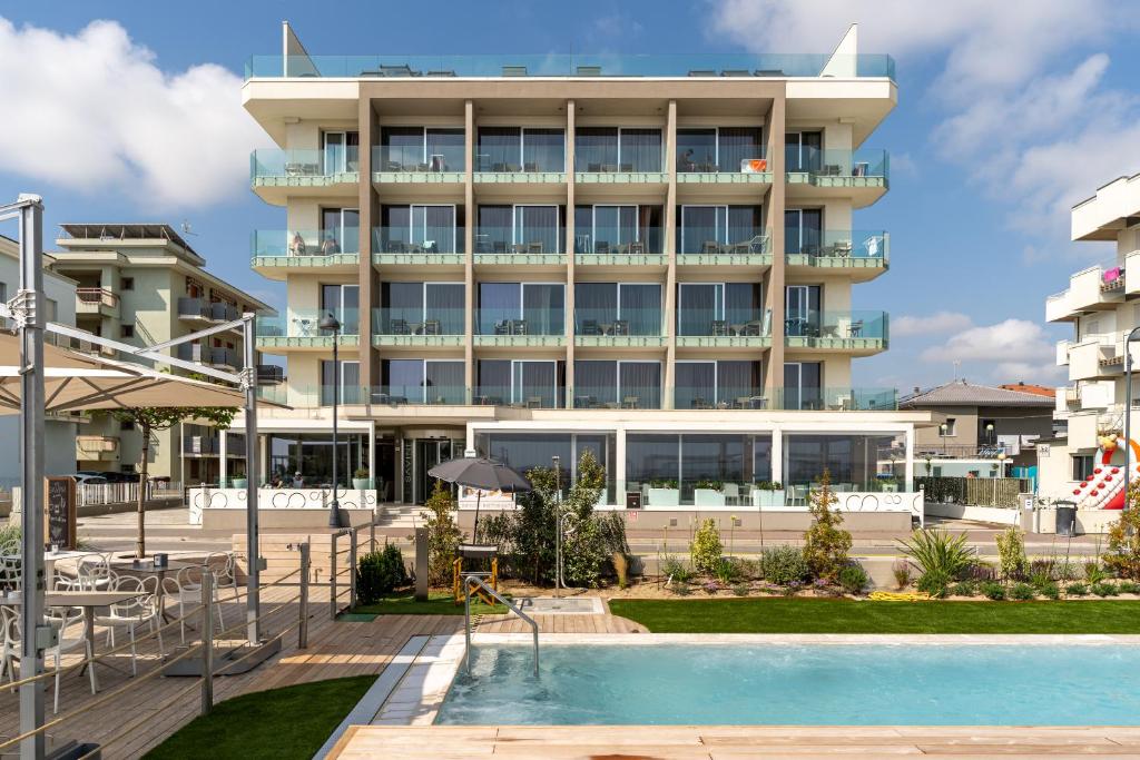 贝拉里亚-伊贾马里纳萨维尼酒店的大楼前设有游泳池的酒店